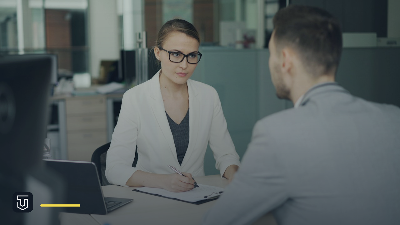 Vad gör en HR-specialist? Arbetsuppgifter, lön och vägen in